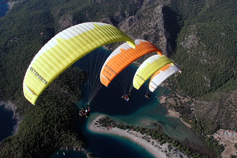 Ölüdeniz üzerinde yamaç paraşütü